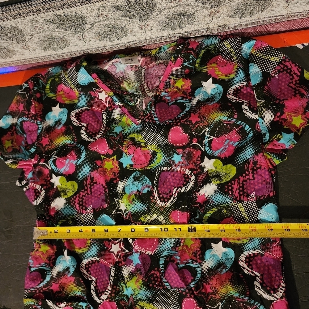 Bobbie Brooks Scrub Top Hearts Multicolor Size M NWOT - Picture 6 of 6